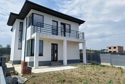 Casa cu 4 camere, incalzire pardoseala. Rediu - 3km de Rond Pacurari