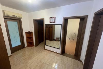 Apartament cu 3 camere decomandat în Podu Roș