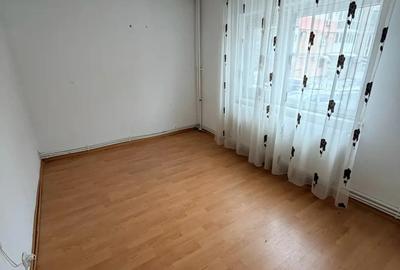Apartament cu 2 camere semidecomandat în Rovine