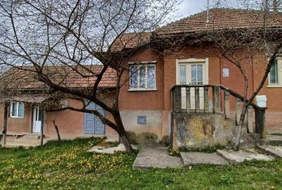 Casă cu 4 camere în Almașu - 2