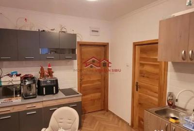 Apartament cu 4 camere semidecomandat în Central - 4
