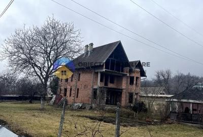 Casă individuală cu 5 camere în Periferie
