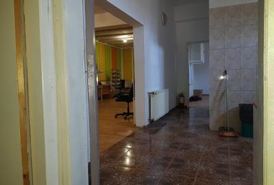 1 mai-metrou,casa  ,ideal firma cu depozitare si birouri,150 mp,parcare ,650 eur - 2