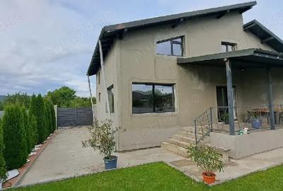 Casă cu Teren 400 Mp în Central - 1