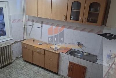 Apartament cu 3 camere decomandat în Prundu