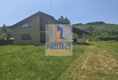 Casă individuală cu 4 camere în Poiana Lacului