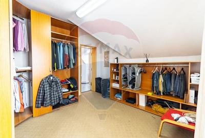 Casă cu 9 camere cu Teren 650 Mp în Tractorul - 36