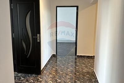Apartament cu 4 camere de vanzare Roman central - 4