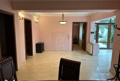 Casă cu 5 camere cu Canalizare în Centrul Civic