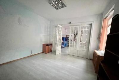 Casă cu 8 camere cu Canalizare în Parcul Carol - 2