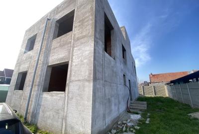 Duplex cu 5 camere cu Canalizare în Utvin - 3