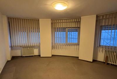 Apartament cu 3 camere semidecomandat în Decebal
