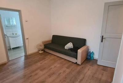 Garsonieră decomandată în Baba Novac