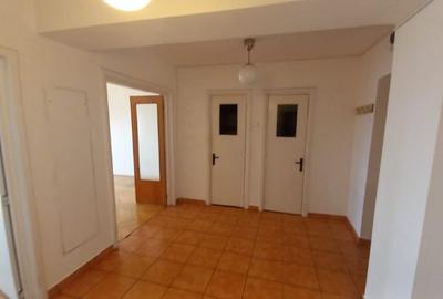 2 camere pe b-dul  Unirii, nemobilat, 440 euro 2 camere pe b-dul  Unirii, nemobilat, 440 euro - 2