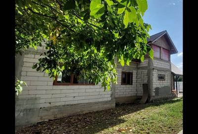 Casă cu 5 camere în Poienarii Burchii - 2