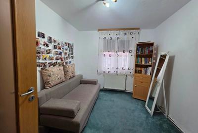 Apartament cu 3 camere semidecomandat, mobilat în Micro II - 3
