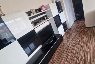 Apartament cu 3 camere semidecomandat în Central - 1