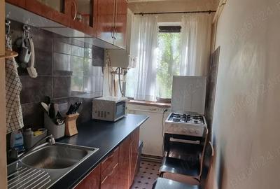 Apartament cu 3 camere semidecomandat în 9 Mai - 7