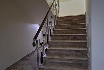 Casă cu 8 camere cu Canalizare în Tineretului - 18