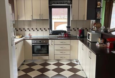 Casă cu 6 camere cu Teren 242 Mp în Central