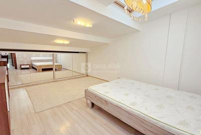 Apartament cu 3 camere decomandat, mobilat în Central