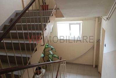 Apartament cu 3 camere semidecomandat în Girocului - 1