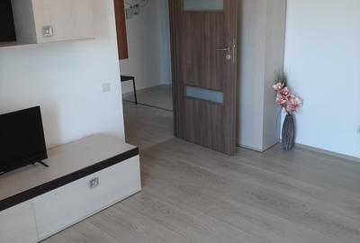 Trei camere, la intrare in cartierul Militati Residence, Auchan