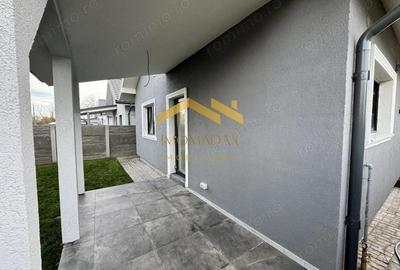 Casă cu 3 camere cu Canalizare în Sânmihaiu Român