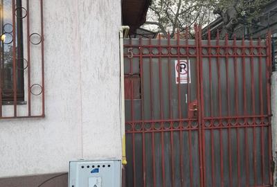 Casă cu 2 camere semidecomandat cu Teren 112 Mp în Central
