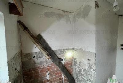 2 garsoniere adiacente la rosu pe Calea Grivitei, etaj 4 - 18