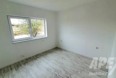 Vanzare casa parter  cu 4 camere Vedere la lac| Crevedia -Strada Caisului - 4