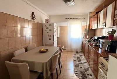Apartament cu 4 camere decomandat în Lacu - 2