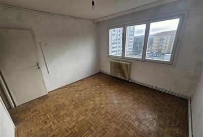 Apartament cu 3 camere semidecomandat în Micro I - 22