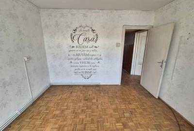 Apartament cu 3 camere semidecomandat în Micro I - 1