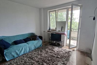 Apartament cu 3 camere semidecomandat în Calea București