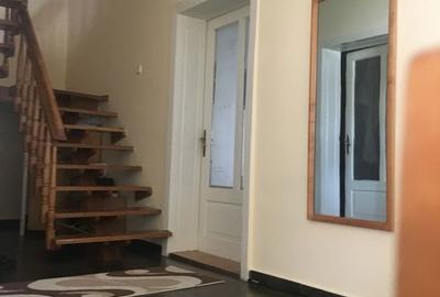 Casă cu 4 camere cu Teren 350 Mp în Central - 1