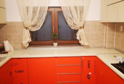 Casă cu 8 camere cu Teren 250 Mp în Central