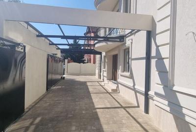Casă cu 10 camere cu Teren 780 Mp în Central - 11