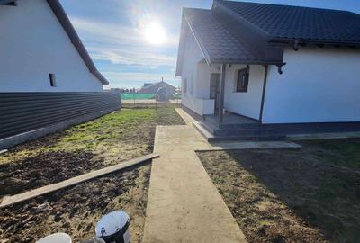 Casă cu 3 camere cu Teren 400 Mp în Letea Veche