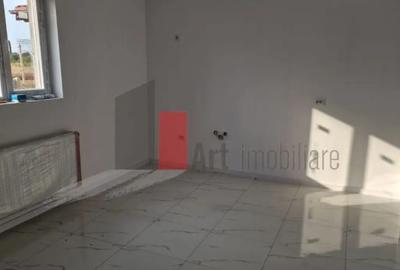 Casă cu 5 camere cu Canalizare în Central