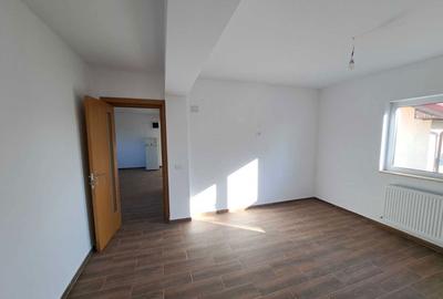 Apartament cu 3 camere semidecomandat în Cățelu - 2