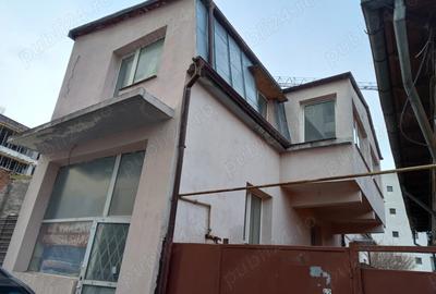 Casă cu 6 camere în Central