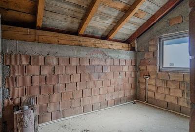 Casă individuală cu 8 camere cu Garaj în Colonia 1 Mai - 41