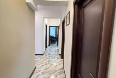 Apartament cu 5 camere decomandat în Km 4 - 6