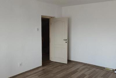 Garsonieră decomandată în Km 4 - 2