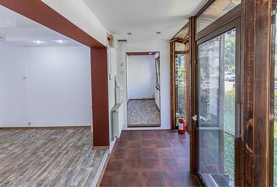 Spațiu comercial, de 35 mp, în Central - 8