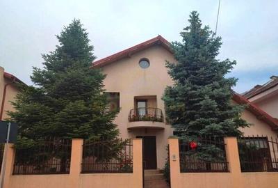 Casă individuală cu 5 camere cu Canalizare în Central