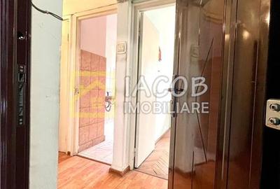 Apartament cu 3 camere semidecomandat în 9 Mai - 13