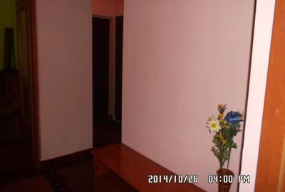 Vand apartament 2 camere etaj 2 ,bloc tip D decomandat .La bucatarie este o bolta de intrare ,calori - 4