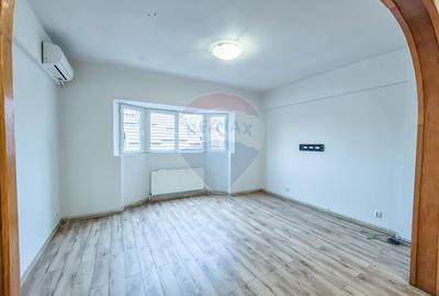 Apartament cu 4 camere semidecomandat în Central - 1